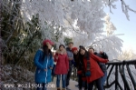 游客赏雪天门山